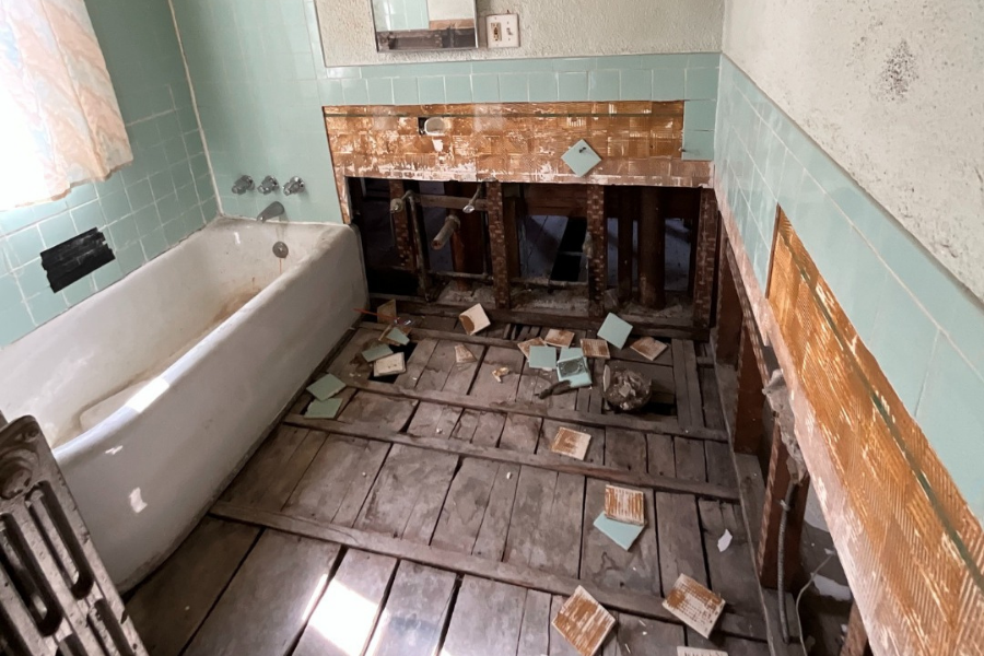 Burst pipe causing water damage in bathroom