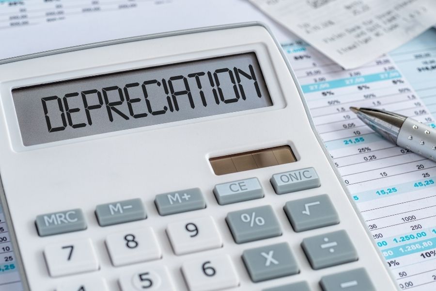 Infographic showing how recoverable depreciation works in a homeowners insurance claim